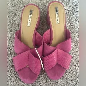 Size 8.5 Tahari magenta suede sandals